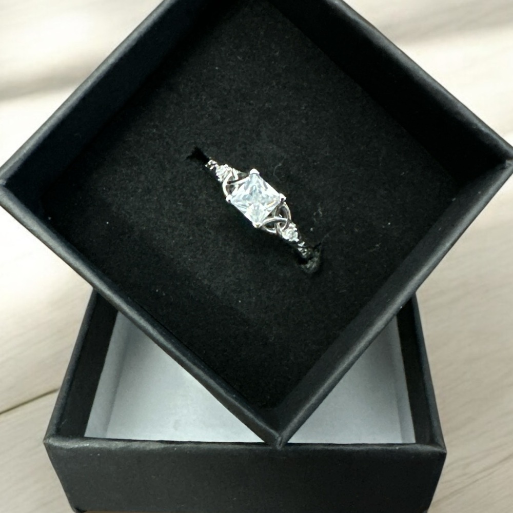 Elegant 925 Sterling Silver Ring with‎ Princess Cut CZ Stone size 6.5